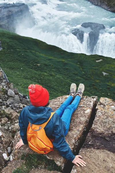 Yürüyüş ve doğa İzlanda'daki poz neşeli kadın