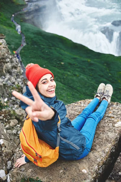 ผู้หญิงที่มีความสุขเดินและโพสบนธรรมชาติในไอซ์แลนด์ รูปภาพสต็อก