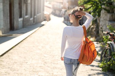 küçük portakal packpack olan neşeli kadın