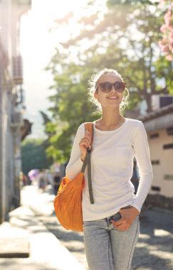 küçük portakal packpack olan neşeli kadın