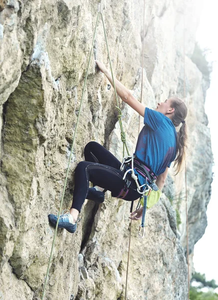 Donna arrampicatrice sulla scogliera — Foto Stock