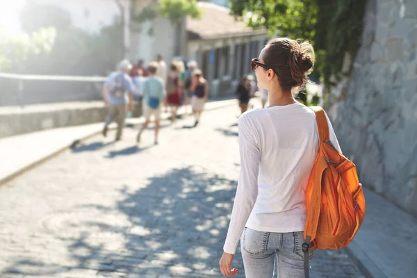 Jeune femme gaie avec petit paquet orange — Photo