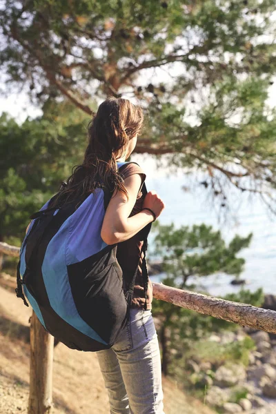 女人的徒步旅行者在森林里，背包里站在外面 — 图库照片