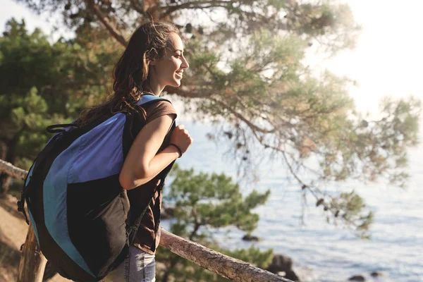 Woman hiker standing outside in forest with backpack — Stock Photo, Image