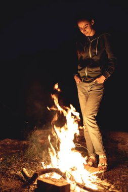 gece kamp ateşi yanında kız