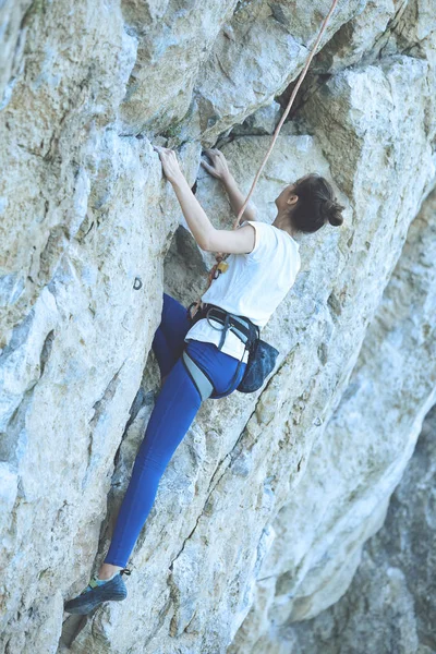 Femme grimpeuse sur la falaise — Photo