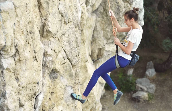 Nő Ringat Mászó a sziklán — Stock Fotó