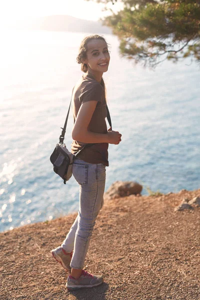 Deniz kıyısında mutlu kadın