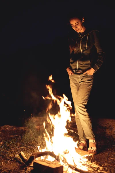 gece kamp ateşi yanında kız