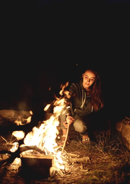 Jente om natten ved leirbålet – stockfoto