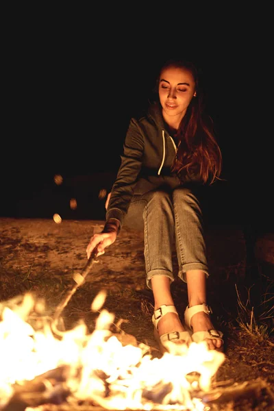 Girl at night near the campfire — Stock Photo, Image