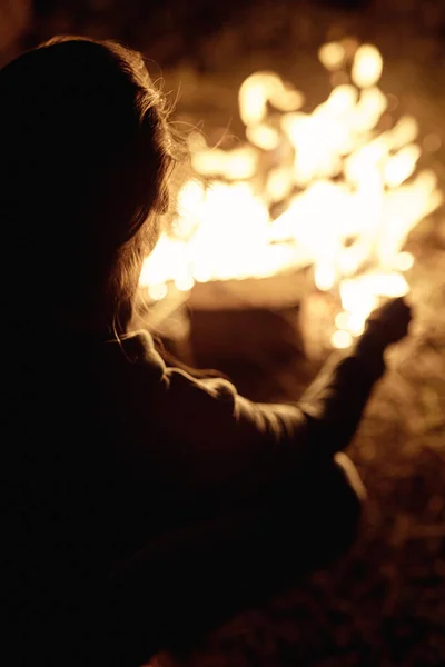 Girl at night near the campfire — Stock Photo, Image