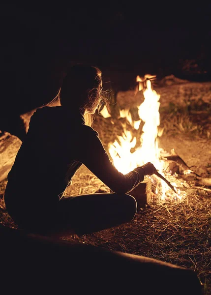 ผู้หญิงในเวลากลางคืนใกล้กับไฟแคมป์ — ภาพถ่ายสต็อก