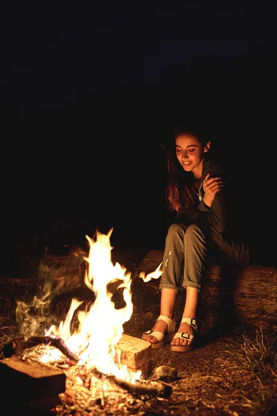 Girl at night near the campfire — Stock Photo, Image