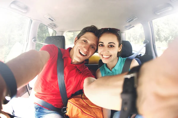 Le couple dans la voiture fait selfie — Photo