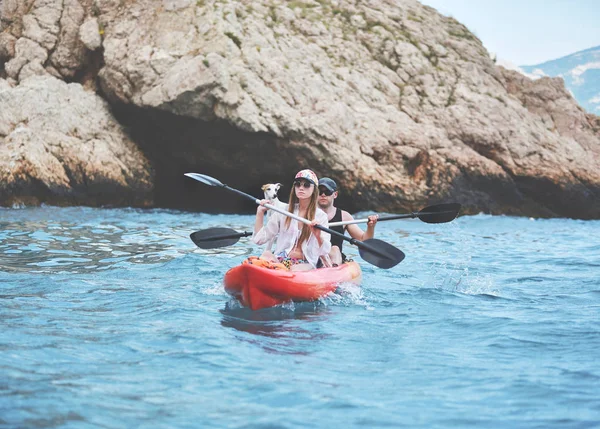 köpek deniz Kano tarafından yürüyen Çift