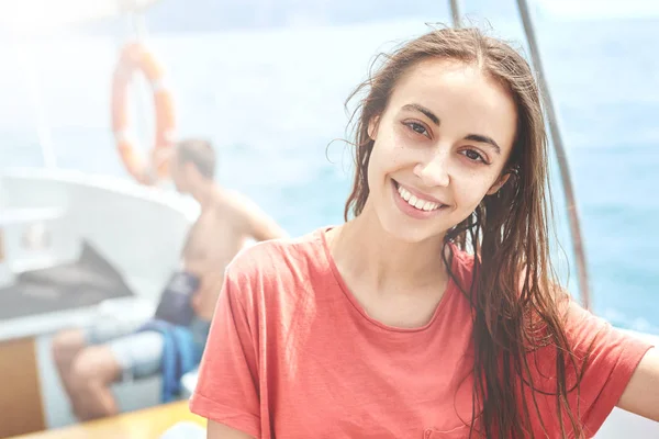 Gelukkig jonge lachende vrouw in de witte boot — Stockfoto