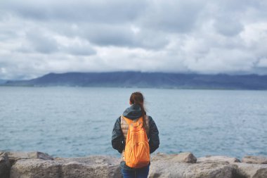 Sırt çantası iskelede kadınla