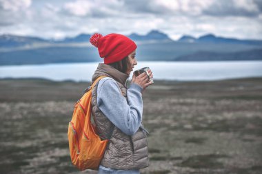 Neşeli kadın doğası üzerine çay içmek
