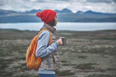 Neşeli kadın doğası üzerine çay içmek