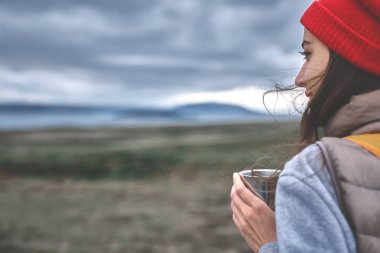 Neşeli kadın doğası üzerine çay içmek