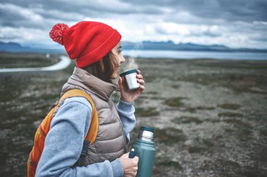 Neşeli kadın doğası üzerine çay içmek