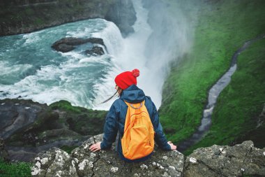 Yürüyüş ve doğa İzlanda'daki poz neşeli kadın