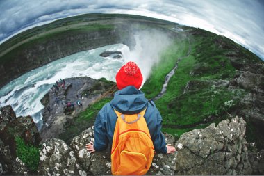 Yürüyüş ve doğa İzlanda'daki poz neşeli kadın