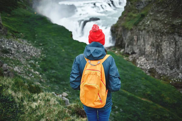 Yürüyüş ve doğa İzlanda'daki poz neşeli kadın