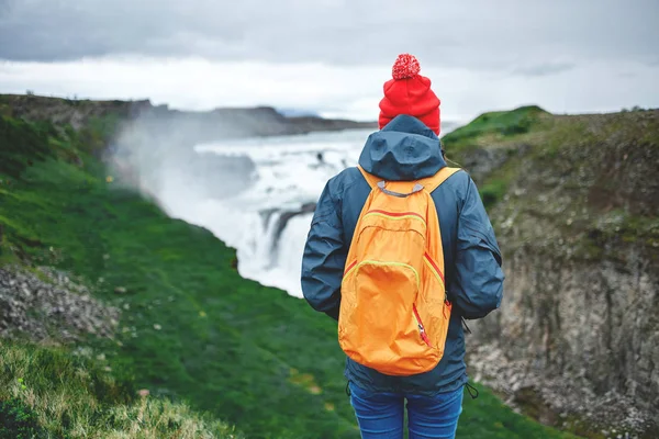 Mulher alegre andando e posando sobre a natureza na Islândia — Fotografia de Stock