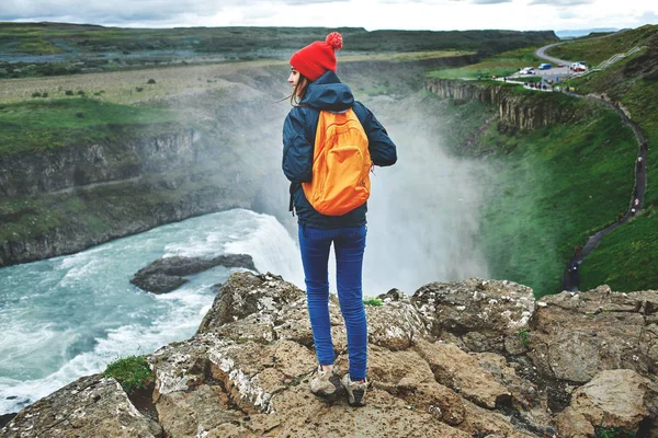 Веселий жінка, ходьба і постановка на природі в Ісландії — стокове фото