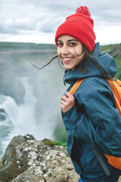 Χαρούμενη γυναίκα το περπάτημα και να ποζάρει στο φύσης στην Ισλανδία — Φωτογραφία Αρχείου
