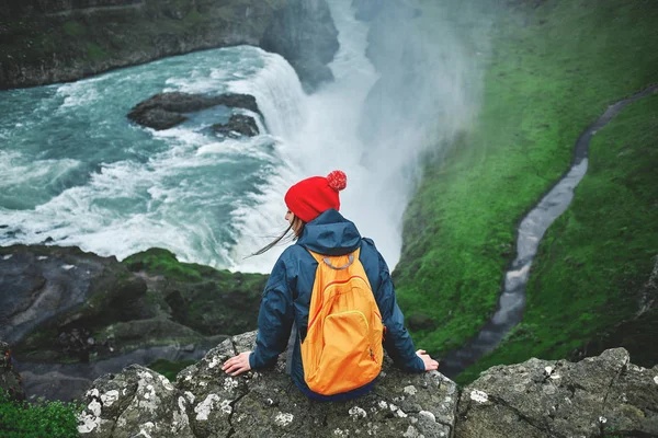 Yürüyüş ve doğa İzlanda'daki poz neşeli kadın