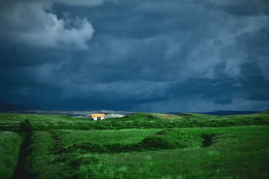 Evin karanlık bulutlu gökyüzü arka plan alanında