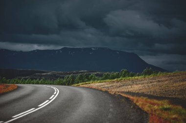 Arsa şiddetli bulutlu dağ manzarası içinde yol asfalt