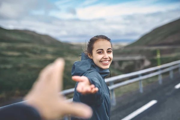 Yol arka plan üzerinde neşeli Gezgin