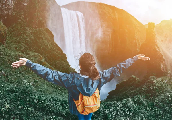 Vrolijke vrouw lopen en poseren op natuur in IJsland — Stockfoto