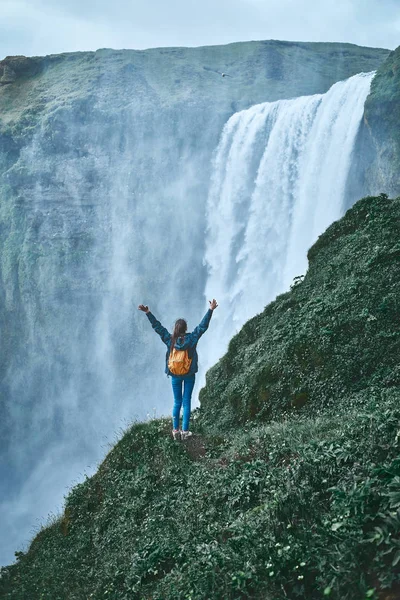 Vrolijke vrouw lopen en poseren op natuur in IJsland — Stockfoto