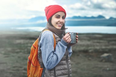 Neşeli kadın doğası üzerine çay içmek