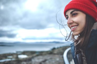 Neşeli kadın doğa üzerinde poz