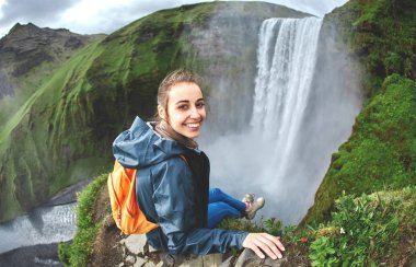 Yürüyüş ve doğa İzlanda'daki poz neşeli kadın