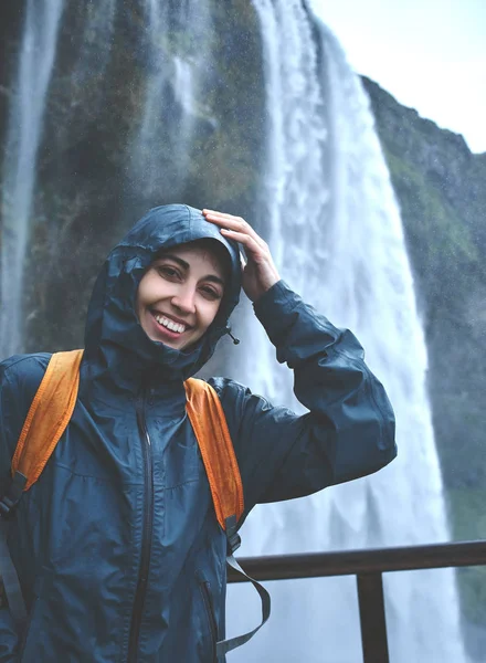 Femme randonneuse marchant sous la cascade en Islande — Photo