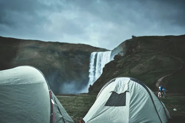 Zelten in der Nähe des berühmten skogarfoss Wasserfalls im südlichen Island. Trekking in Island. — Stockfoto