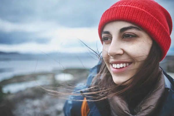 Iloinen nainen poseeraa luonnossa — kuvapankkivalokuva