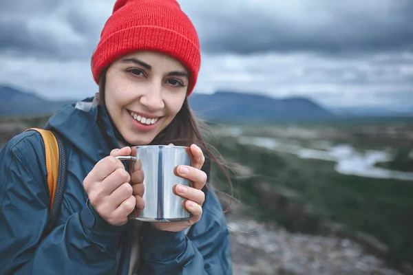 Cheerful woman drink tea on nature — Stock Photo, Image