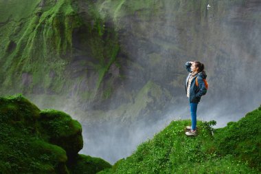 Yürüyüş ve doğa İzlanda'daki poz neşeli kadın