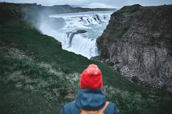 Yürüyüş ve doğa İzlanda'daki poz neşeli kadın