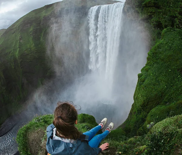 Mulher alegre andando e posando sobre a natureza na Islândia — Fotografia de Stock