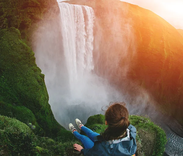 Vrolijke vrouw lopen en poseren op natuur in IJsland — Stockfoto