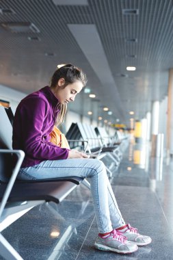 Havaalanı veznedeki kıza